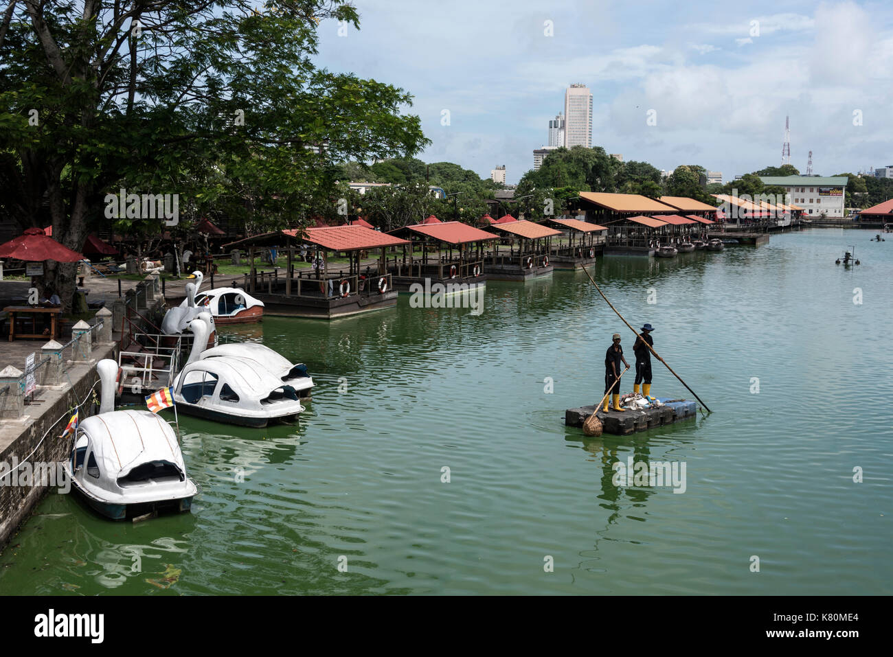 Un paio di raccolta dei rifiuti i lavoratori a bordo dei loro fondamentali piattaforma galleggiante in pettah mercato galleggiante è situato in Pettah, un distretto di colomb Foto Stock