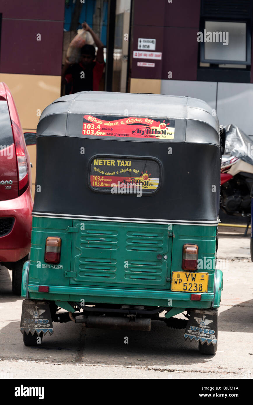 Una dosata di tuk-tuk ( a tre ruote) taxi in Colombo, Sri lanka. Foto Stock