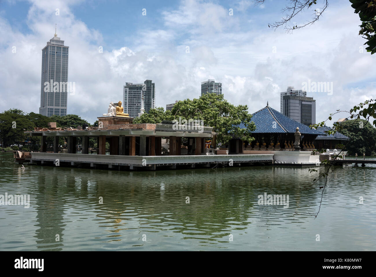 Una linea di statue buddiste su un muro al Tempio di Seema Malakaya situato su una piccola isola sul Lago di Beira lungo Sir James Pieris Mawatha a Colombo Foto Stock