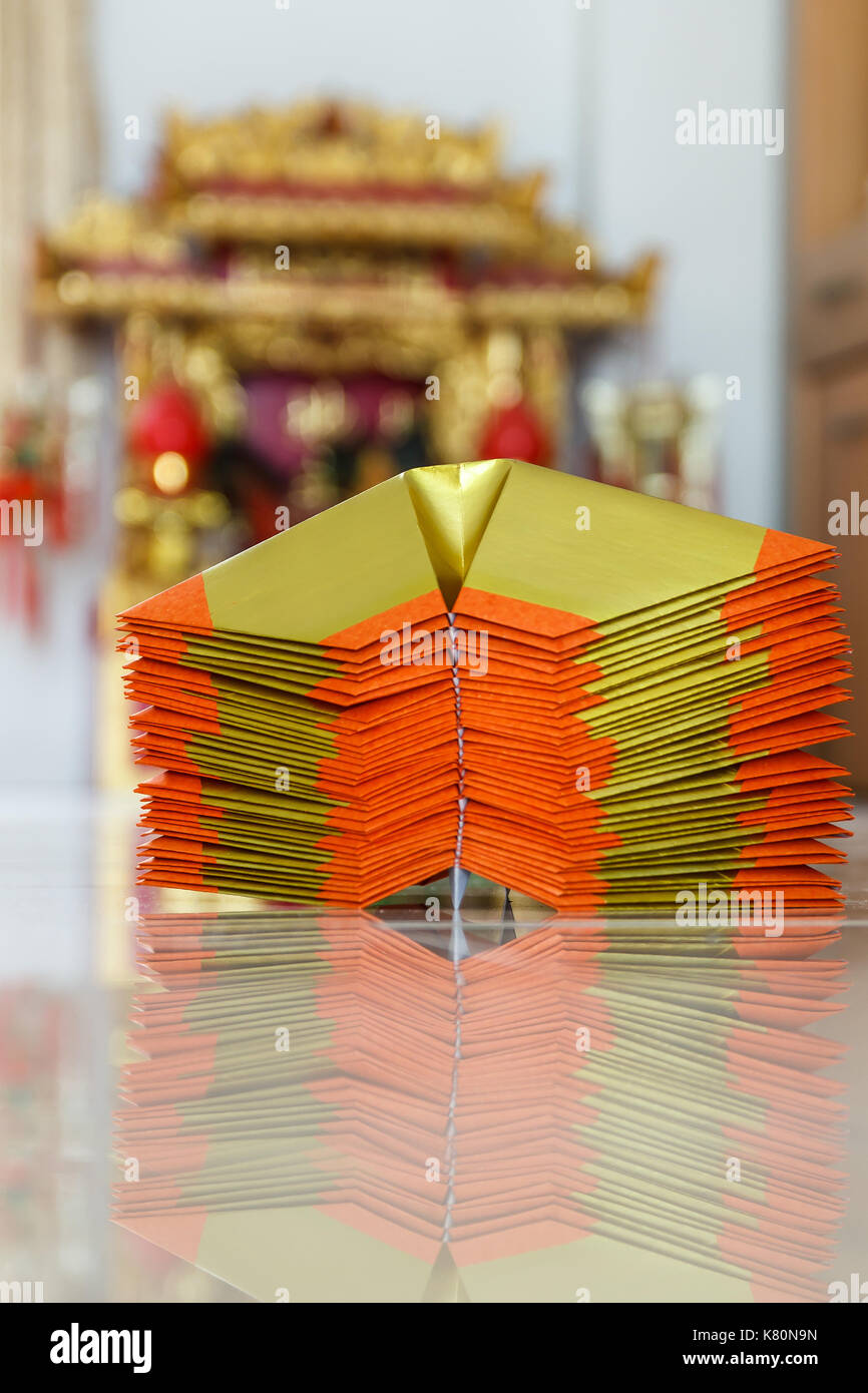 La carta cinese arte utilizzare per il culto.e un santuario in background.focus sulla parte superiore della carta. Foto Stock