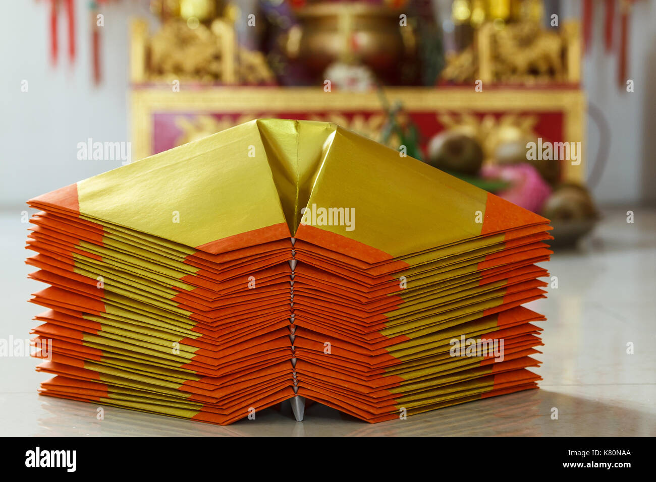 La carta cinese arte utilizzare per il culto.e un santuario in background.focus sulla parte superiore della carta. Foto Stock