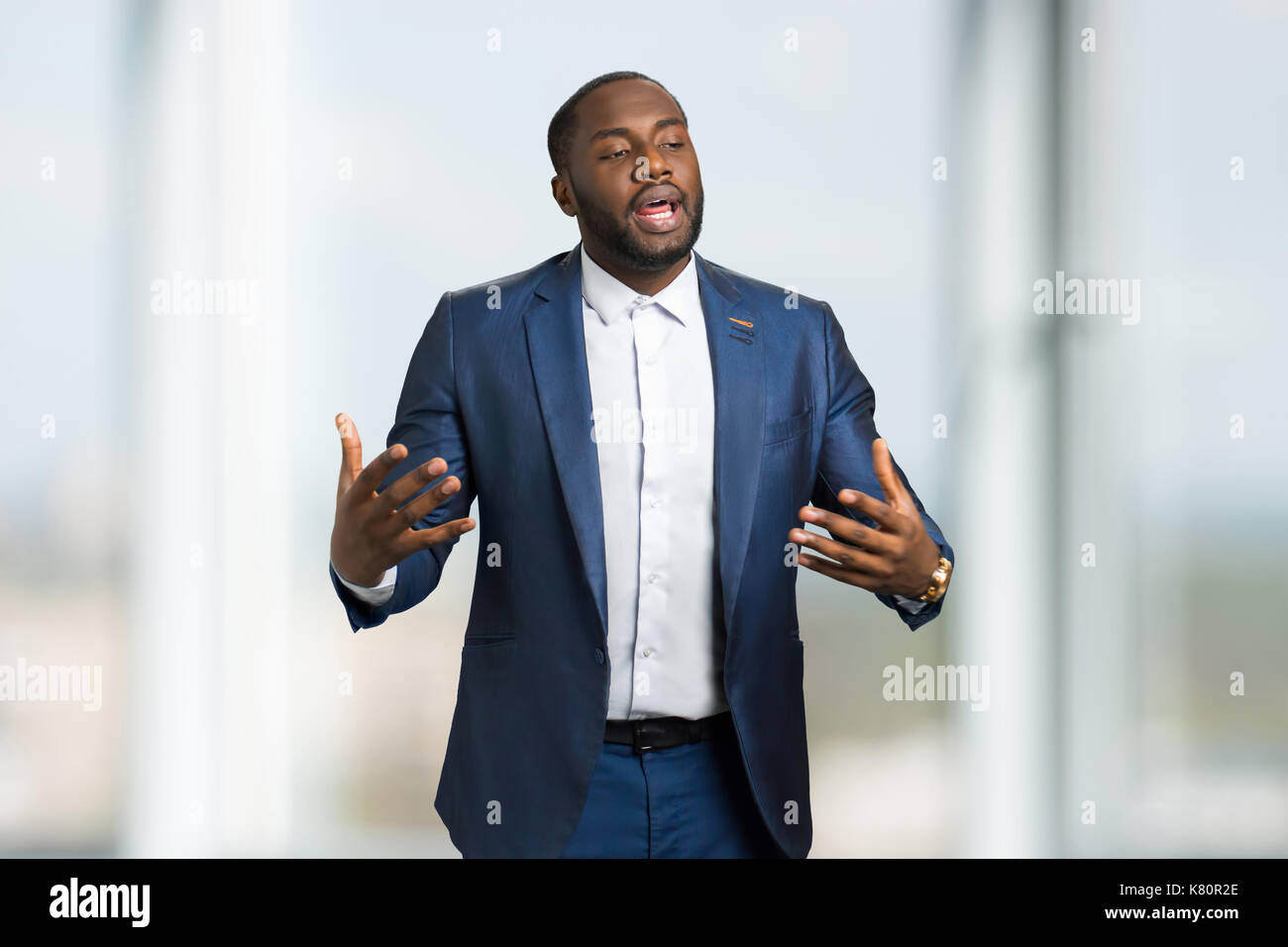 Uomo in abbigliamento formale passionatly parlando. Foto Stock