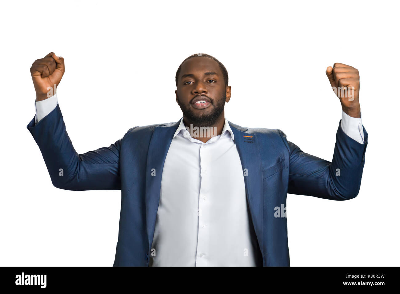 Imprenditore clenching sollevato i pugni. Foto Stock