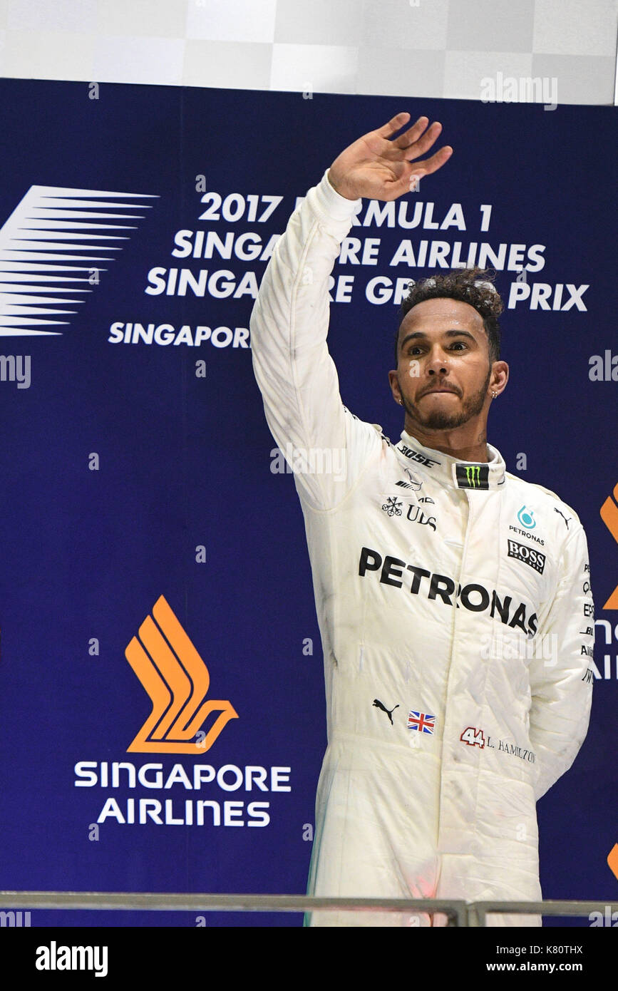 Singapore. Xvii Sep, 2017. mercedes' driver britannico Lewis Hamilton festeggia sul podio dopo aver vinto il FORMULA ONE Grand Prix di Singapore a Singapore il sept. 17, 2017. Credito: quindi chih wey/xinhua/alamy live news Foto Stock
