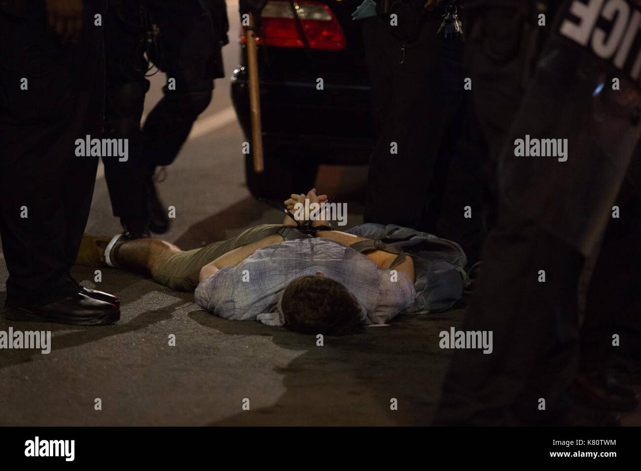 Chicago, Stati Uniti d'America. Xvi Sep, 2017. uno studente presso la Washington University è arrestato in st. Louis, Missouri, Stati Uniti, sept. 16, 2017. polizia il sabato hanno organizzato barricate nelle strade intorno al palazzo di giustizia e polizia in st. Louis, Missouri, di supporti antisismici per ulteriori manifestazioni di protesta che sono previste per venire in giorni. Credito: dane iwata/xinhua/alamy live news Foto Stock