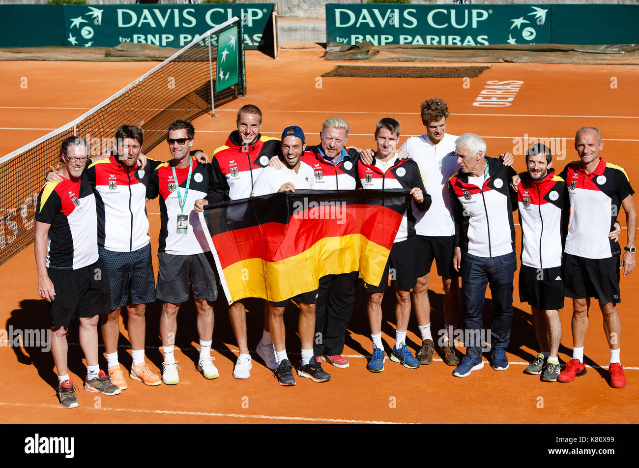 Oeiras, por, 17 settembre 2017: Boris Becker dopo la vittoria 3:2 di Germanys nella partita Play-off della Coppa Davis contro il Portogallo al Centro Desportivo Nacional Jamor di Oeiras/Lisbona. Credit: Frank Molter/Alamy Live News Foto Stock