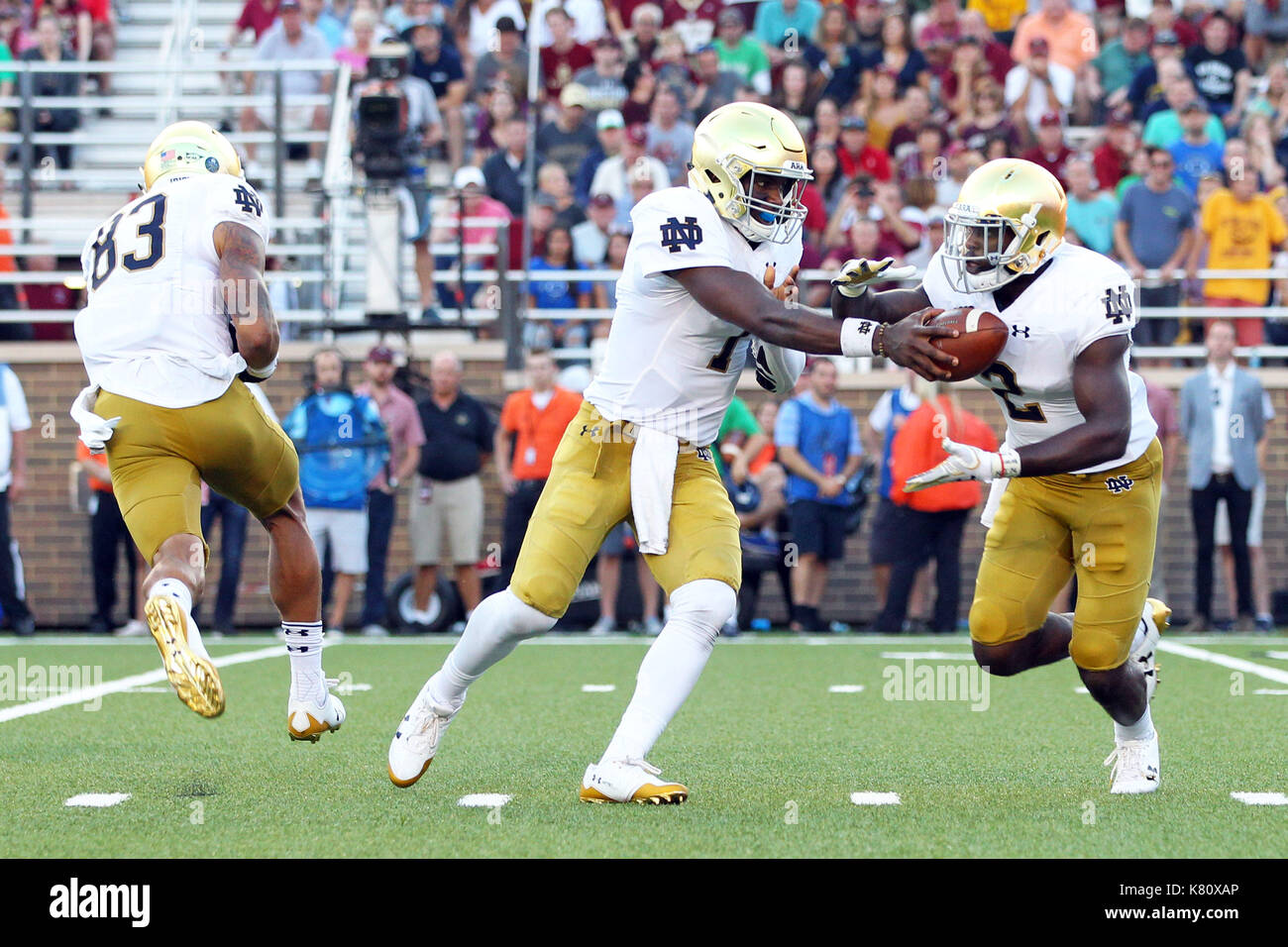 Alumni Stadium. Xvi Sep, 2017. MA, USA; Notre Dame Fighting Irish quarterback Brandon Wimbush (7) Hands off a Notre Dame Fighting Irish running back Dexter Williams (2) durante la seconda metà del NCAA Football gioco tra Notre Dame Fighting Irish e Boston College Eagles a Alumni Stadium. Notre Dame ha sconfitto il Boston College 49-20. Anthony Nesmith/CSM/Alamy Live News Foto Stock