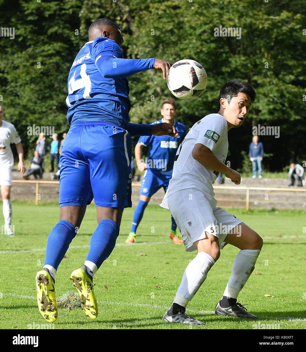 Karlsruhe, Deutschland. Xvii Sep, 2017. zweikampf/duell nathaniel amomoo (ksc2)/l. gegen akiyoshi saito (cfr)/r. ges/ fussball/ oberliga: karlsruher sc 2 - 1. cfr pforzheim, 23.08.2017 | verwendung weltweit credito: dpa/alamy live news Foto Stock