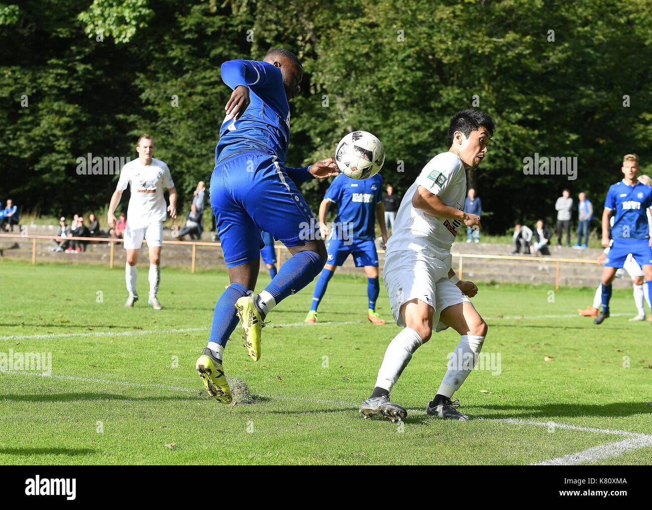 Karlsruhe, Deutschland. Xvii Sep, 2017. zweikampf/duell nathaniel amomoo (ksc2)/l. gegen akiyoshi saito (cfr)/r. ges/ fussball/ oberliga: karlsruher sc 2 - 1. cfr pforzheim, 23.08.2017 | verwendung weltweit credito: dpa/alamy live news Foto Stock