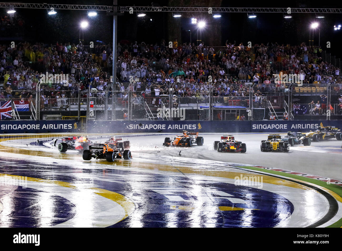Singapore, Singapur. 17 Settembre 2017. Motorsport: Campionato del mondo di Formula uno FIA 2017, Gran Premio di Singapore, Start, 14 Fernando Alonso (ESP, McLaren Honda), 33 Max Verstappen (NLD, Red Bull Racing), 7 Kimi Raikkonen (fin, Scuderia Ferrari), 2 Stoffel Vandoorne (BEL, McLaren Honda), 3° Bull Daniel Nardo, 27° Bull US Racing, 1° Bel (GER, Renault Sport F1 Team), | Verwendung weltweit Credit: dpa/Alamy Live News Foto Stock