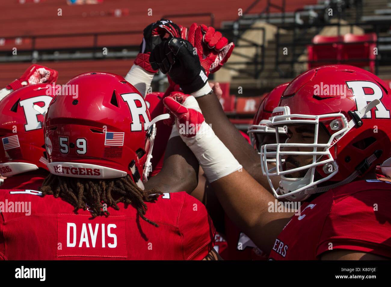 Piscataway, NJ, Stati Uniti d'America. Xvi Sep, 2017. Rutgers Scarlet Knights defensive lineman Darnell Davis (59) e la difesa huddle prima del gioco tra la Morgan membro Orsi e la Rutgers Scarlet Knights al culmine Solutions Stadium di Piscataway, NJ. Credito: Kostas Lymperopoulos/CSM, Credito: csm/Alamy Live News Foto Stock