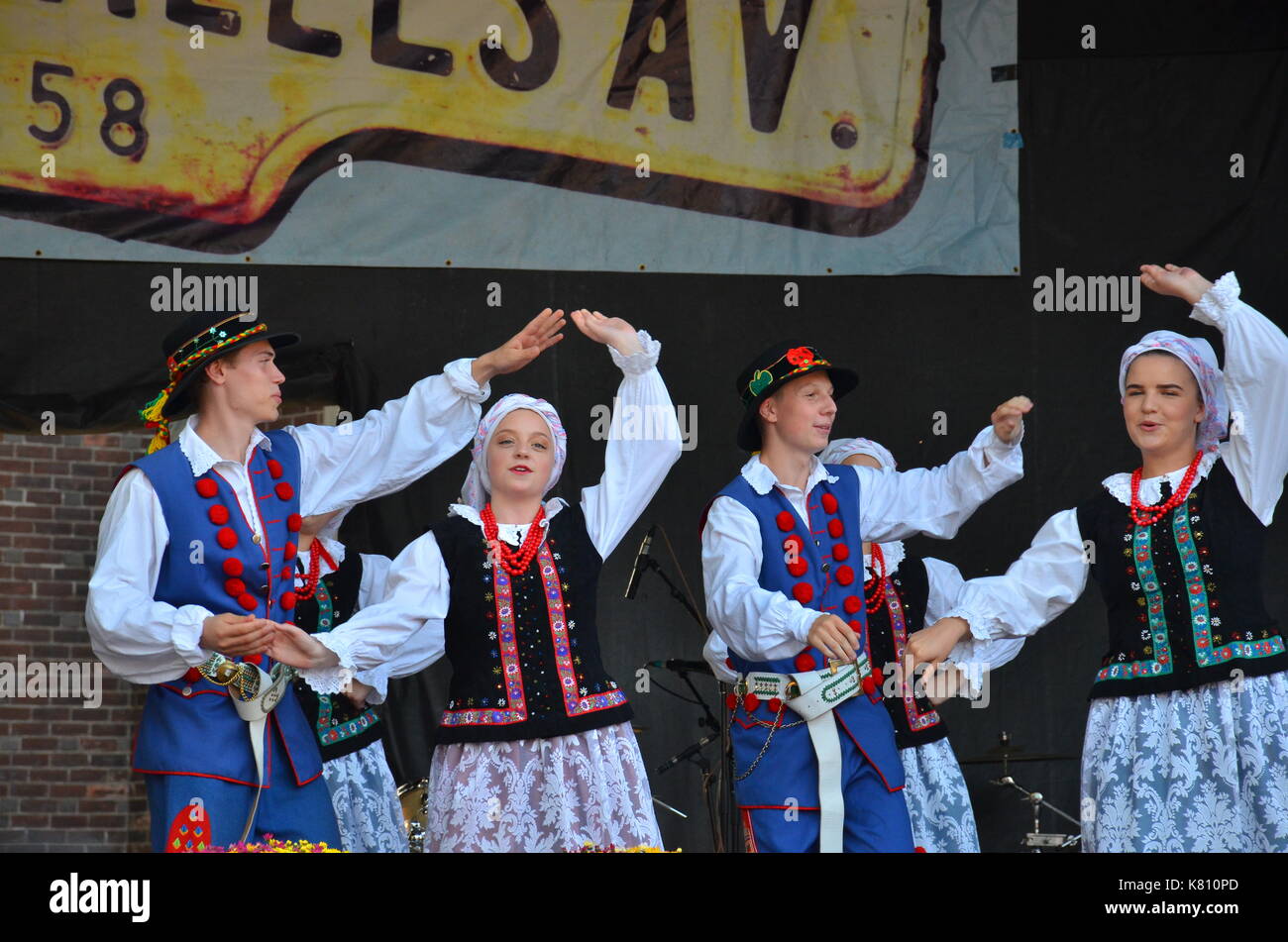 Toronto, Canada. 16 settembre, 2017. Un altro giovane gruppo eseguendo una polacca danza culturale durante la cerimonia di apertura del 2017 roncisvalle polacco celebrazione del festival a Roncisvalle villaggio in Toronto. archie fusilero/alamy live news Foto Stock