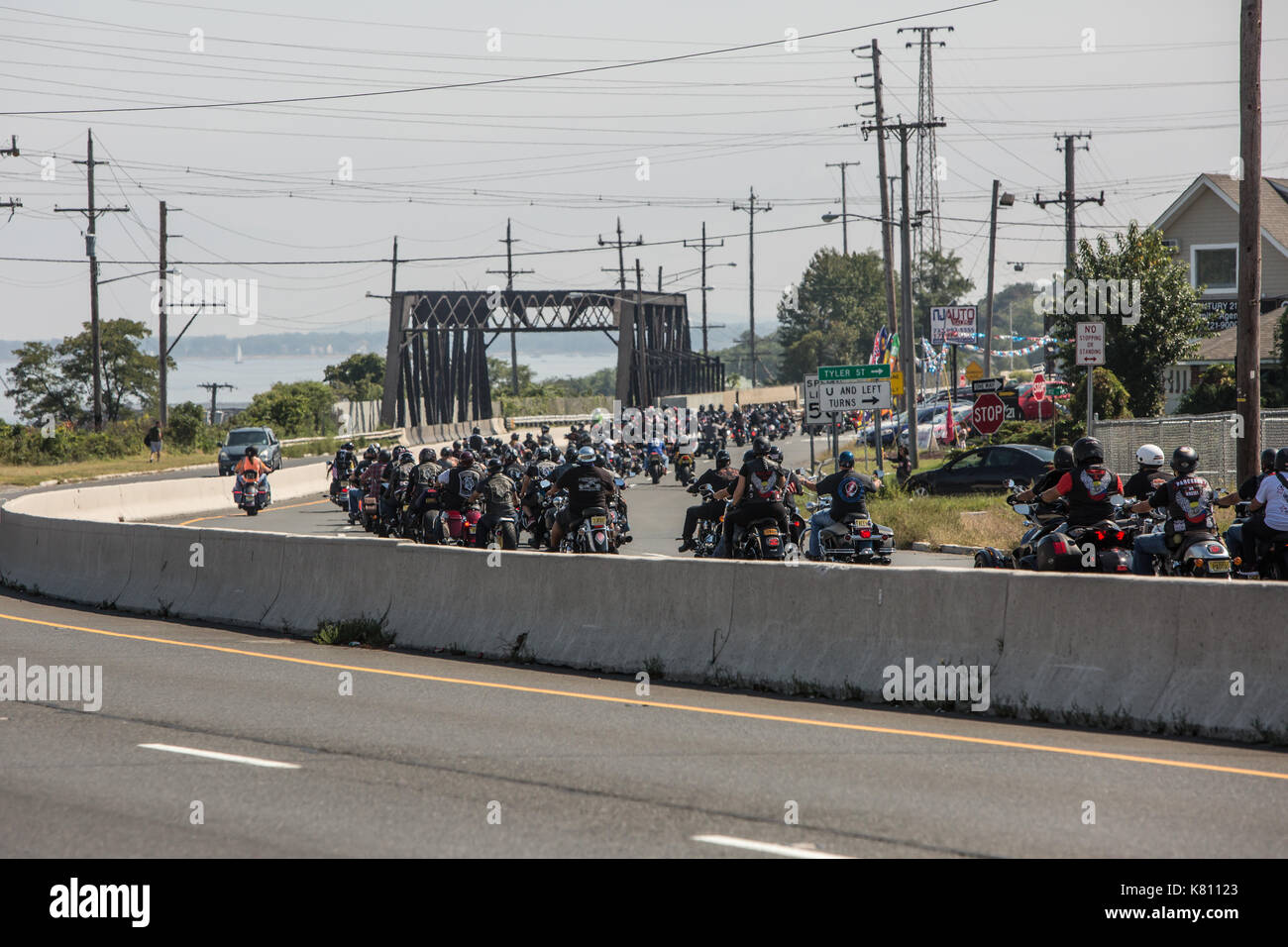 Sayreville, new jersey, usa. 17, settembre 2017 . annuale di rolling thunder andando attraverso il percorso 35 nella sezione di Morgan di sayreville, nj. inizia la corsa di Roselle, nj e termina in corrispondenza del Vietnam Veterans Memorial' di Holmdel (,nj con corona-posa cerimonie. per onorare i veterani che erano prigionieri di guerra e sono mancanti in azione. gail tanski/alamy live news. Foto Stock