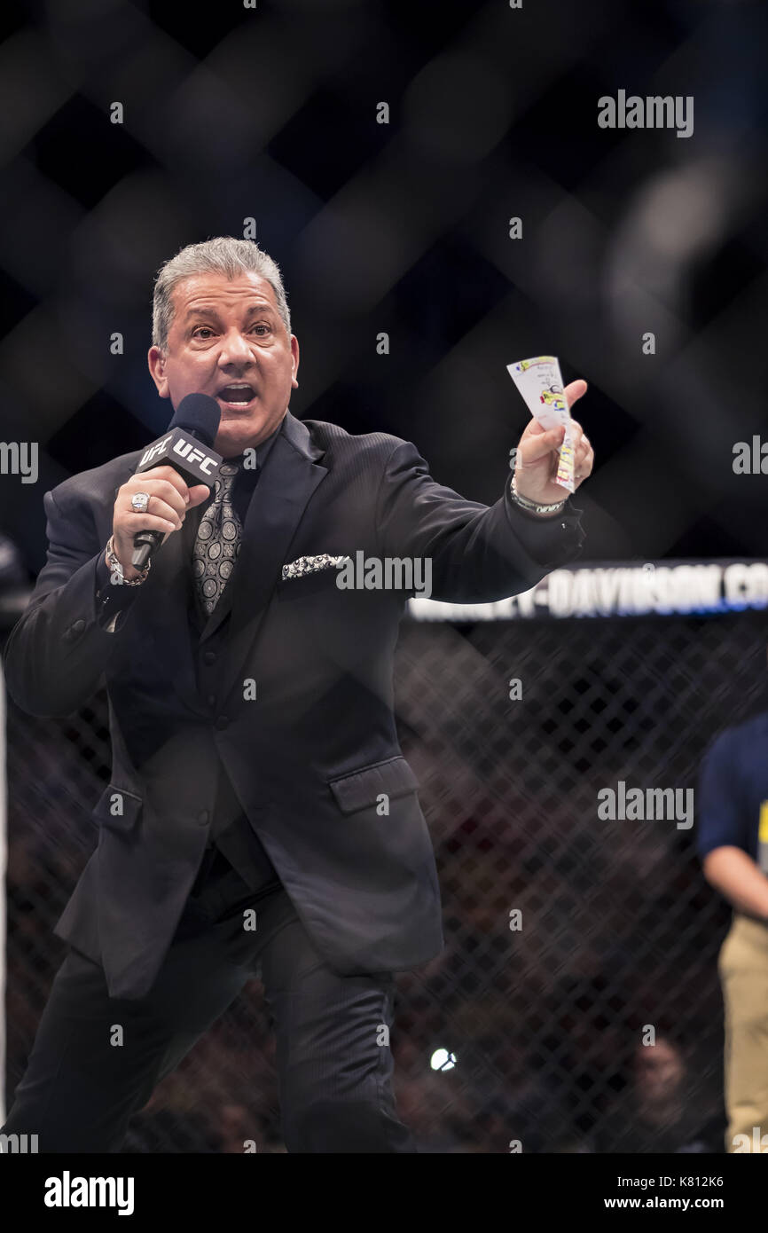 Pittsburgh, Pennsylvania, USA. Xvii Sep, 2017. 16 settembre 2017: Bruce Buffer annuncia Luke Rockhold e David Branch prima della loro lotta a UFC Fight Night presso PPG vernici Arena di Pittsburgh, in Pennsylvania. Credito: Scott Taetsch/ZUMA filo/Alamy Live News Foto Stock