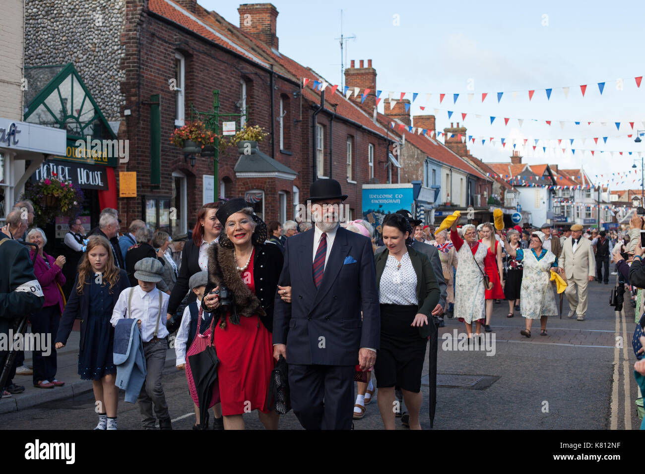 Sheringham norfolk, Regno Unito. Il 17 settembre 2017. centinaia di persone in giro vestito in abiti d'epoca per il North Norfolk railway 1940s weekend. La manifestazione si è conclusa con una parata attraverso la città di domenica pomeriggio. Credito: stephanie humphries/alamy live news Foto Stock