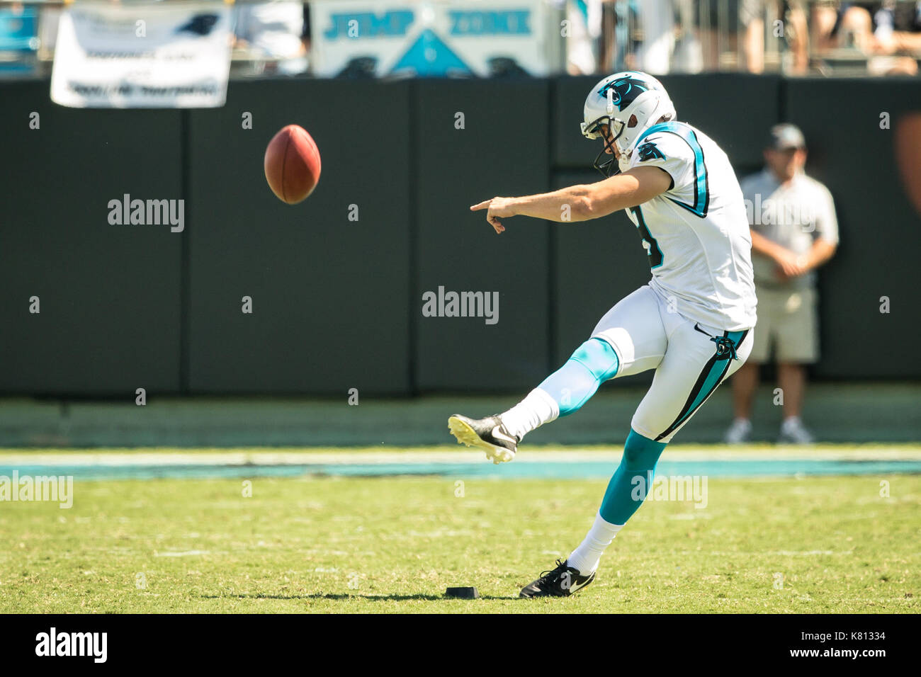 Charlotte, North Carolina, Stati Uniti d'America. Xvii Sep, 2017. Carolina Panthers kicker Graham Gano (9) durante l'azione di gioco presso la Bank of America Stadium di Charlotte, NC. Carolina Panthers andare a vincere 9 a 3 oltre le fatture della Buffalo. Credito: Jason Walle/ZUMA filo/Alamy Live News Foto Stock