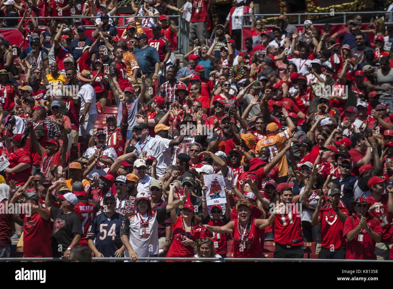 Tampa, Florida, Stati Uniti d'America. Xvii Sep, 2017. Tampa Bay Buccaneers tifosi durante la partita contro i Chicago Bears domenica 17 settembre 2017 presso Raymond James Stadium di Tampa, Florida. Credito: Travis Pendergrass/ZUMA filo/Alamy Live News Foto Stock