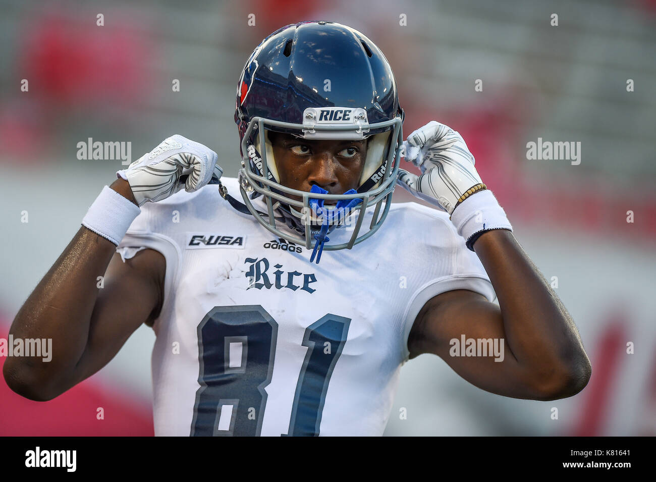 Houston, TX, Stati Uniti d'America. Xvi Sep, 2017. Riso gufi wide receiver Cameron Johnson (81) pulsanti fino il suo casco durante il NCAA Football gioco tra il riso gufi e l'Università di Houston Cougars a TDECU Stadium di Houston, TX. Chris Brown/CSM/Alamy Live News Foto Stock