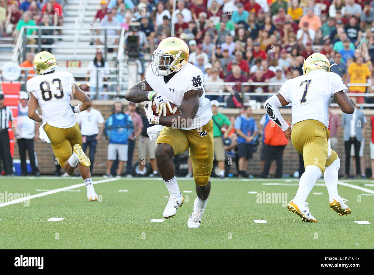 Alumni Stadium. Xvi Sep, 2017. MA, USA; Notre Dame Fighting Irish running back Dexter Williams (2) corre con la palla durante la seconda metà del NCAA Football gioco tra Notre Dame Fighting Irish e Boston College Eagles a Alumni Stadium. Notre Dame ha sconfitto il Boston College 49-20. Anthony Nesmith/CSM/Alamy Live News Foto Stock