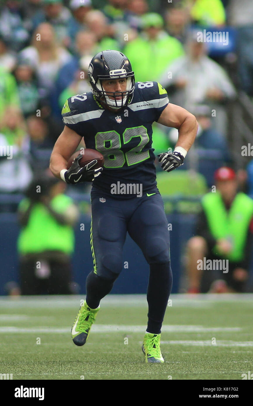 17 settembre 2017: Seattle Seahawks stretto fine Luca Willson (82) gira su campo dopo la cattura di un pass durante una partita tra San Francisco 49ers e il Seattle Seahawks al campo CenturyLink a Seattle, WA il 17 settembre 2017. Il Seahawks sconfitto il 49ers 12-9. Sean marrone/CSM Foto Stock