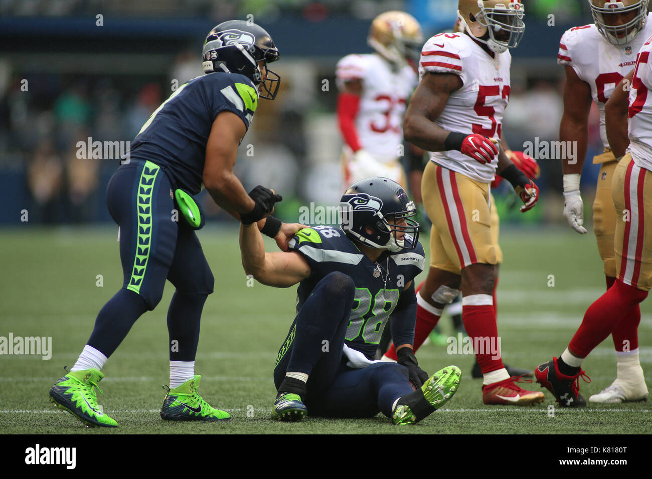 17 settembre 2017: Seattle Seahawks quarterback Russel Wilson (3) consente di Seattle Seahawks stretto fine Jimmy Graham (88) durante una partita tra San Francisco 49ers e il Seattle Seahawks al campo CenturyLink a Seattle, WA il 17 settembre 2017. Il Seahawks sconfitto il 49ers 12-9. Sean marrone/CSM Foto Stock