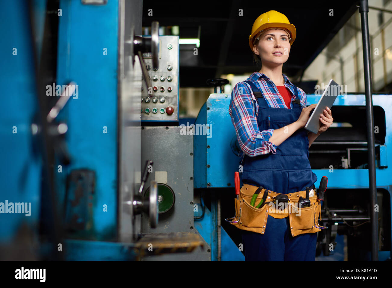 Giovane ingegnere avvolto in un lavoro Foto Stock