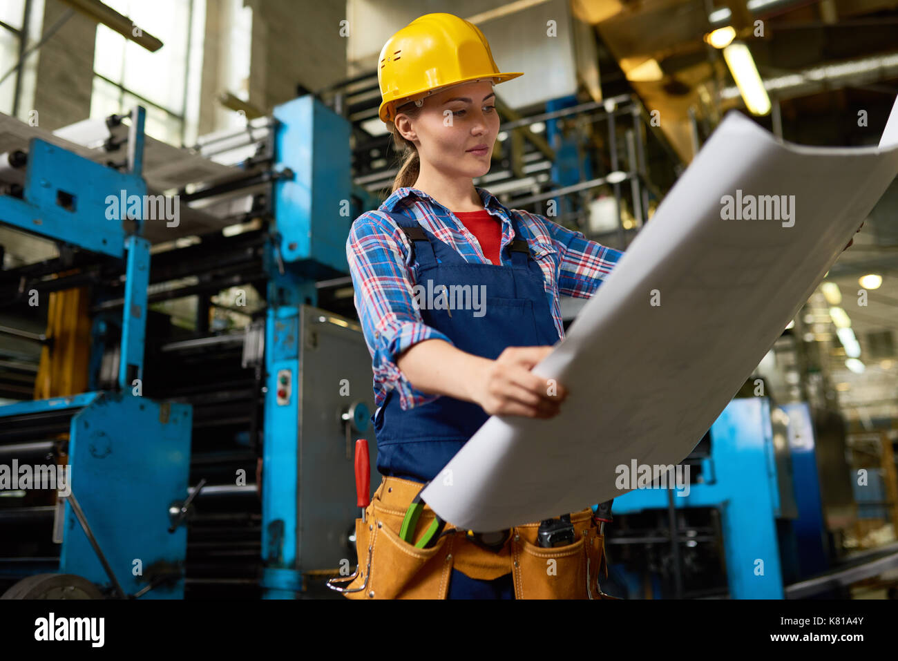 Ingegnere industriale con Blueprint Foto Stock