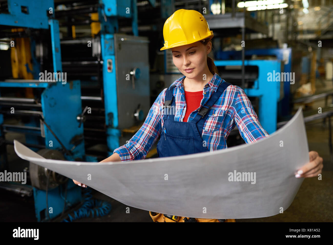 Piuttosto Ingegnere Industriale studiando Cianografia Foto Stock