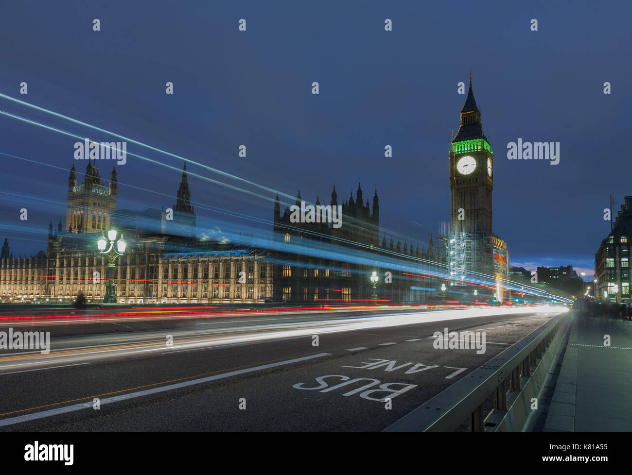 Sentieri di luce sul Westminster Bridge, il Big Ben e il Palazzo di Westminster di notte, Londra, Inghilterra. Foto Stock