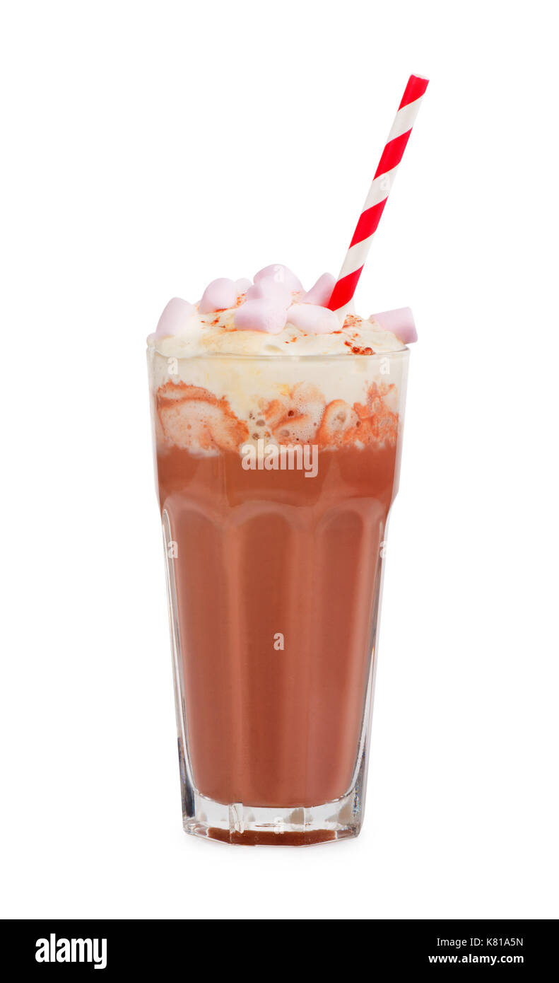 Cioccolato al latte shake con panna montata isolata su sfondo bianco Foto Stock
