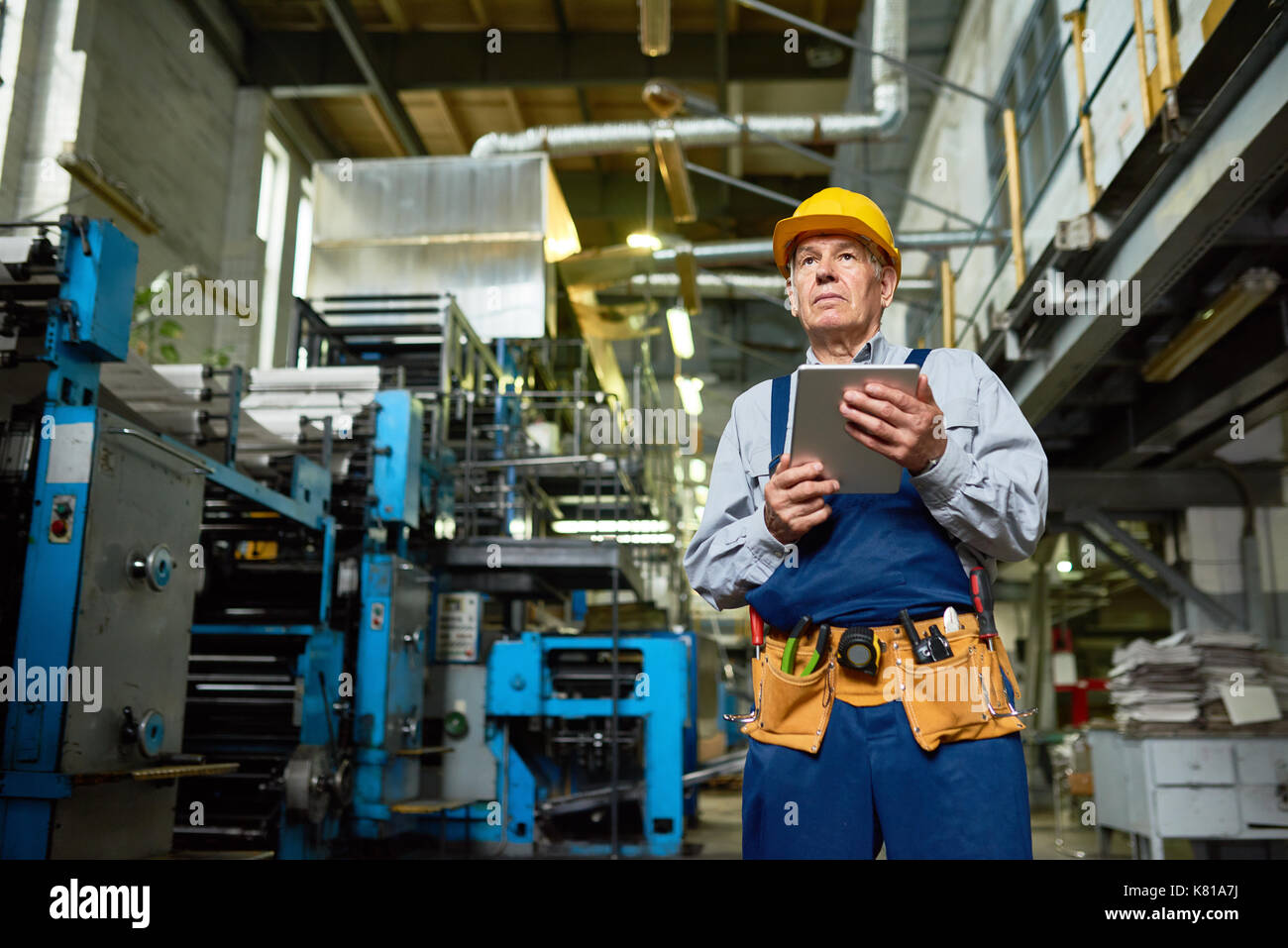 Ingegnere Senior avvolto in un lavoro Foto Stock