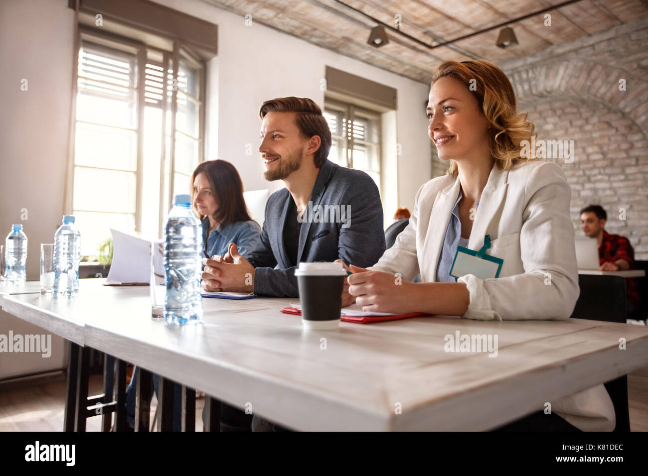 Team di lavoro con la femmina e maschio di persone in azienda sul lavoro Foto Stock