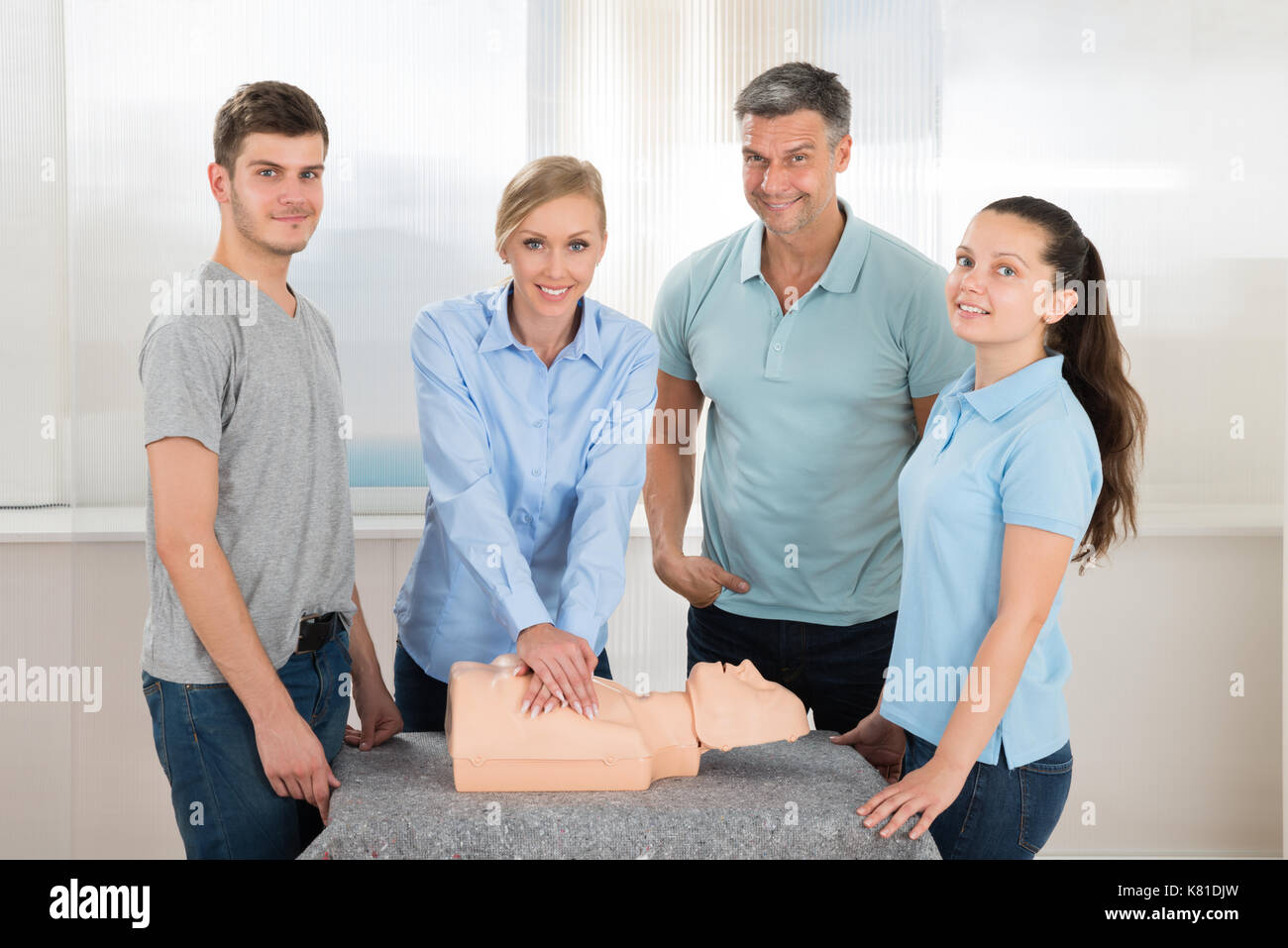 Studenti di sesso femminile praticare la rianimazione cardiopolmonare la rianimazione cardiopolmonare su fantoccio Foto Stock