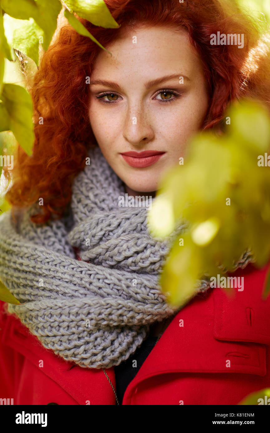 Capelli rossi ricci di donna la natura in autunno Foto Stock