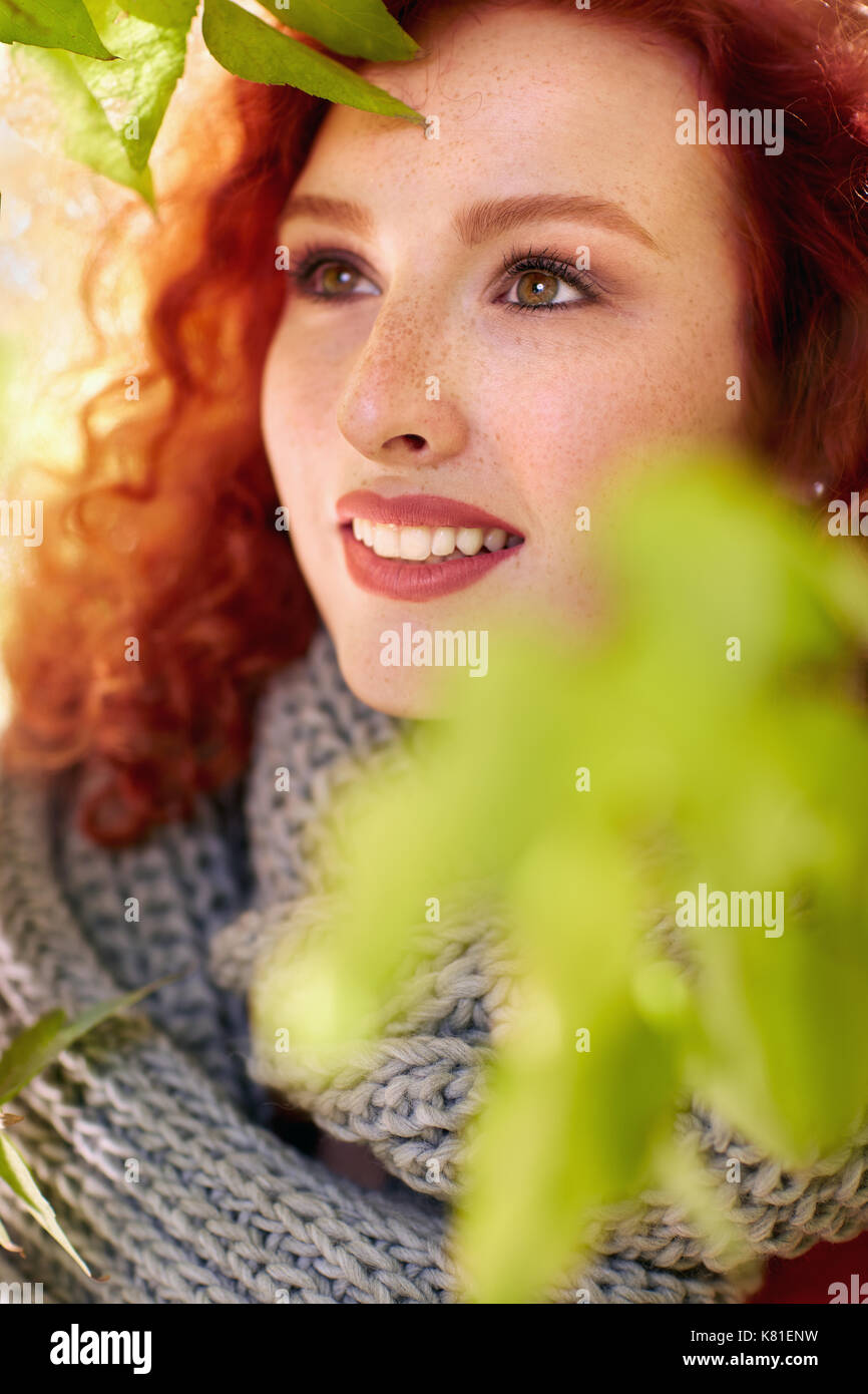 Ritratto di naturale bellezza redhead donna outdoor Foto Stock