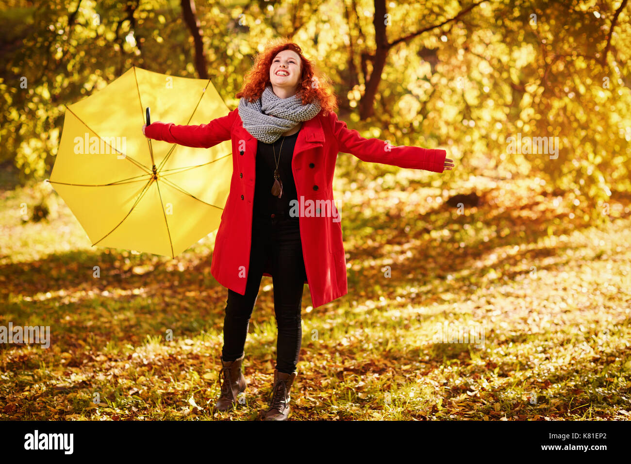 Molto felice redhead girl in natura con ombrellone Foto Stock