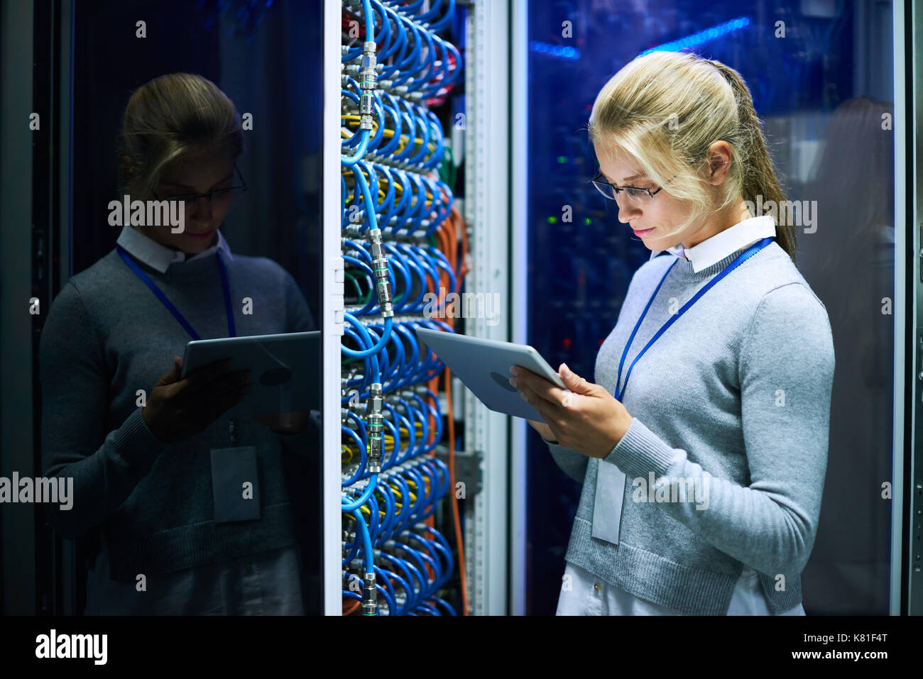 Giovane donna lavora con supercomputer Foto Stock