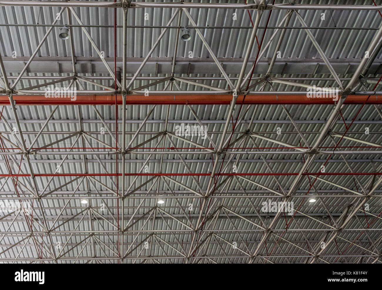 Capannone / hangar interni con travi in acciaio e il sostegno e la plafoniera Foto Stock