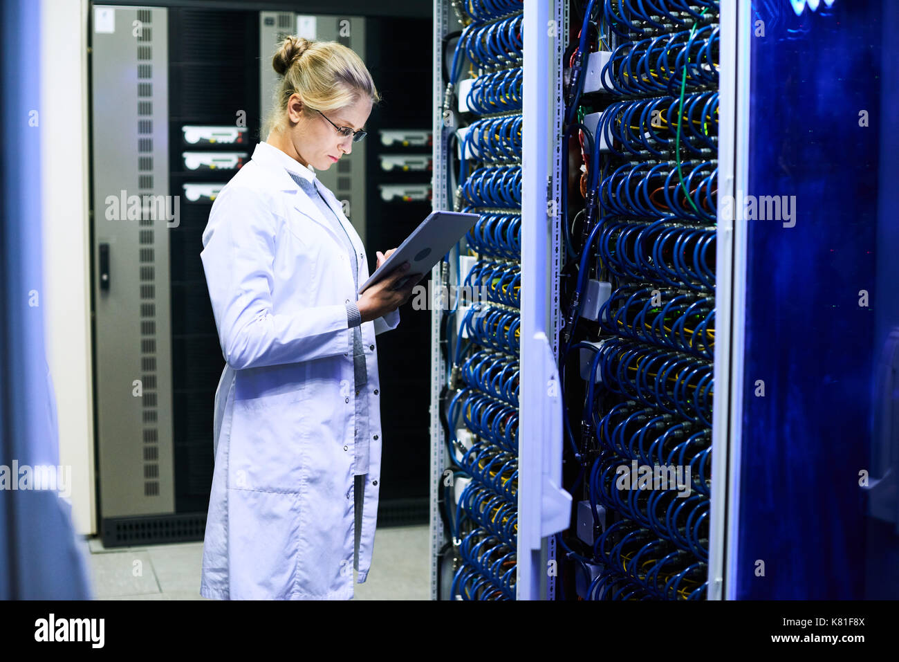 Donne scienziato che lavora con supercomputer Foto Stock