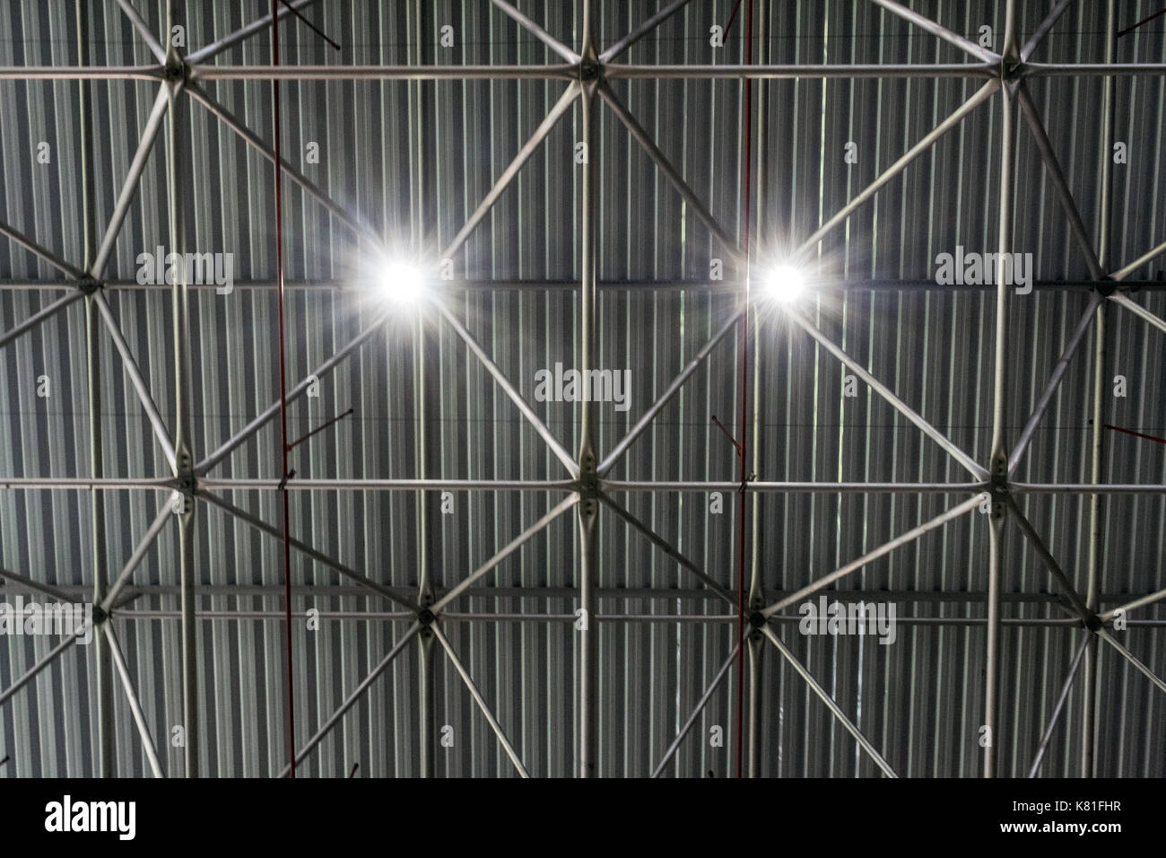 Capannone / hangar interni con travi in acciaio e il sostegno e la plafoniera Foto Stock