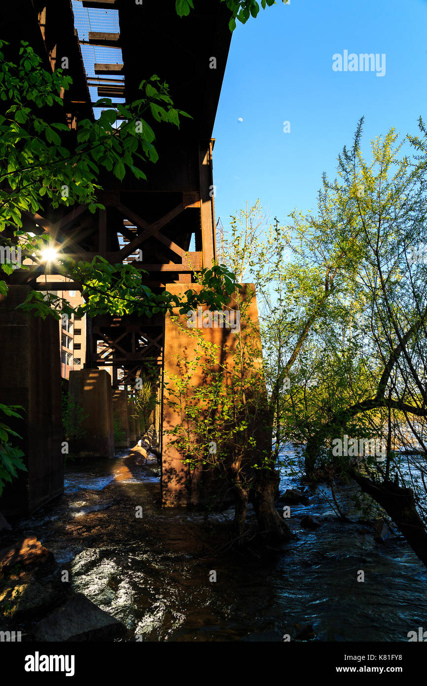 Ponti, tubazione, vista sul fiume, strutture storiche vicino al fiume james sul lato di richmond vicino isola marrone. persone che svolgono attività kayak, zi Foto Stock