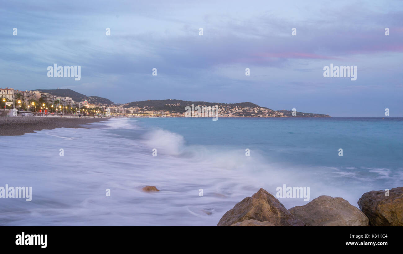 Il lungomare e la spiaggia di Nizza, Francia Foto Stock