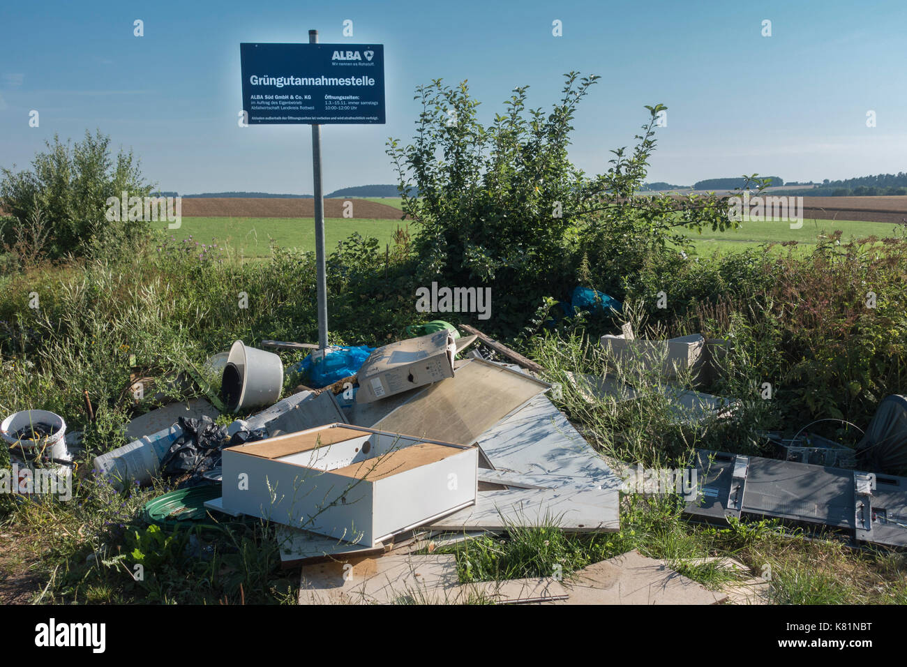 Illegale di discarica di rifiuti in un verde punto di raccolta in campagna, Zimmern ob Rottweil, Baden-Württemberg, Germania Foto Stock