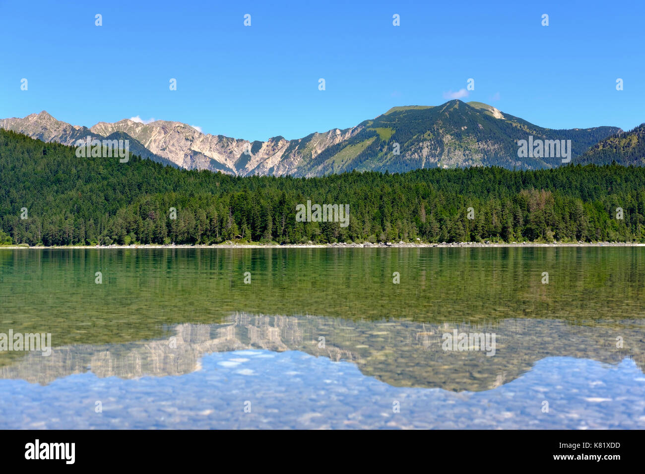 Lago eibsee e ammergauer alpi con schellschlicht, kreuzeck e scharfeck, vicino a Grainau, werdenfelser land, Alta Baviera Foto Stock