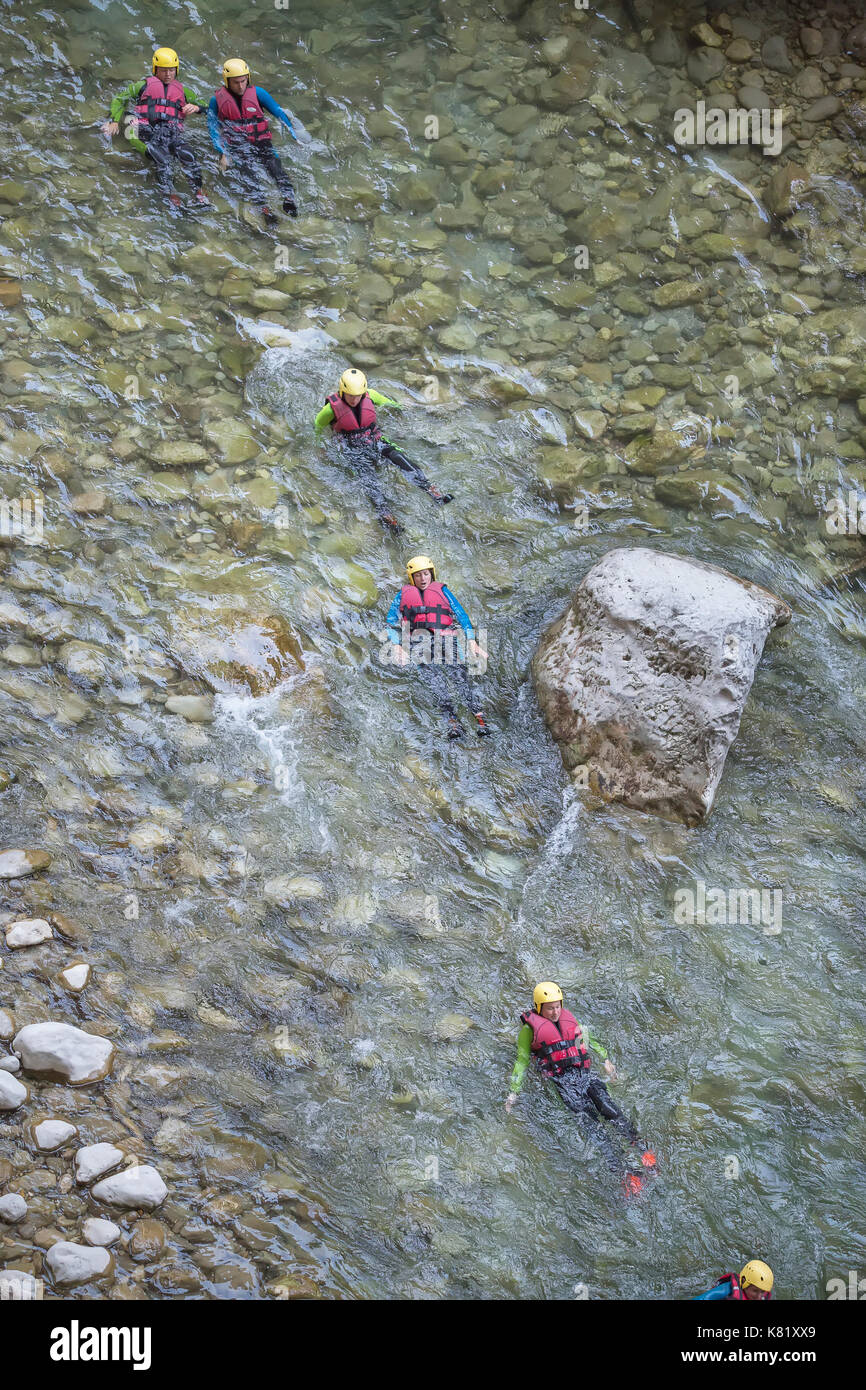 Persone canyoning nelle Gole del Verdon, Provenza-Alpi-Costa Azzurra, Provenza, Francia Foto Stock