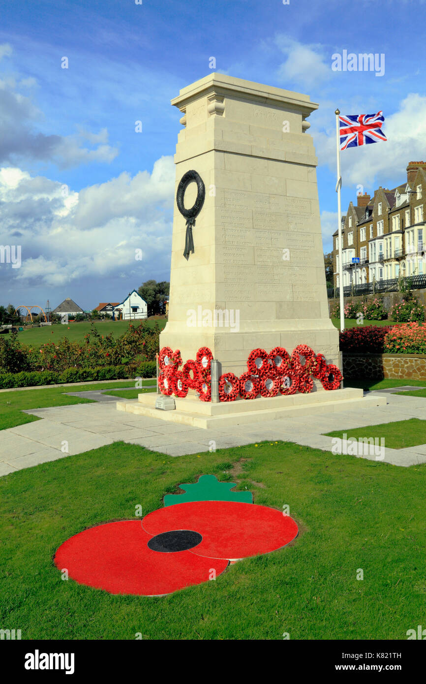 War Memorial, monumenti commemorativi, corone, papaveri, Union Jack Flag, Esplanade Gardens, Hunstanton, Norfolk, Inghilterra, Regno Unito Foto Stock