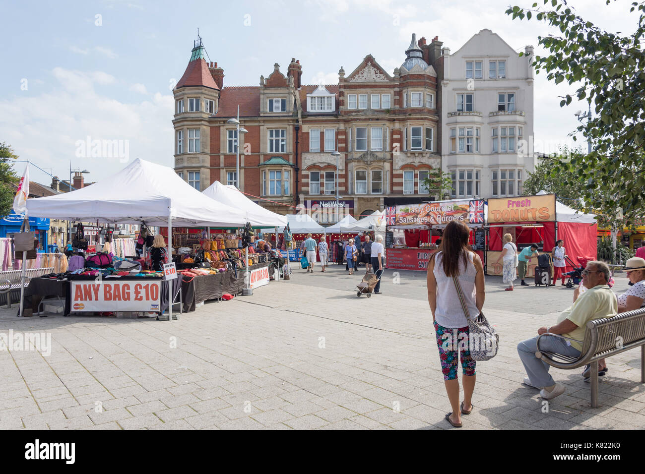 Le bancarelle del mercato, Pier Avenue, Clacton-on-Sea, Essex, Inghilterra, Regno Unito Foto Stock