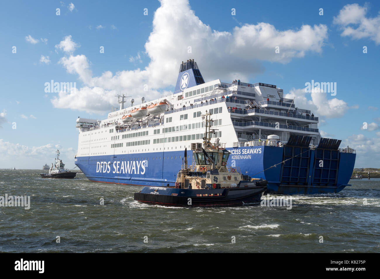 DFDS north sea ferry Princess Seaways essendo assistito in Ijmuiden porto dai rimorchiatori a causa del forte vento onshore, Olanda, Europa Foto Stock