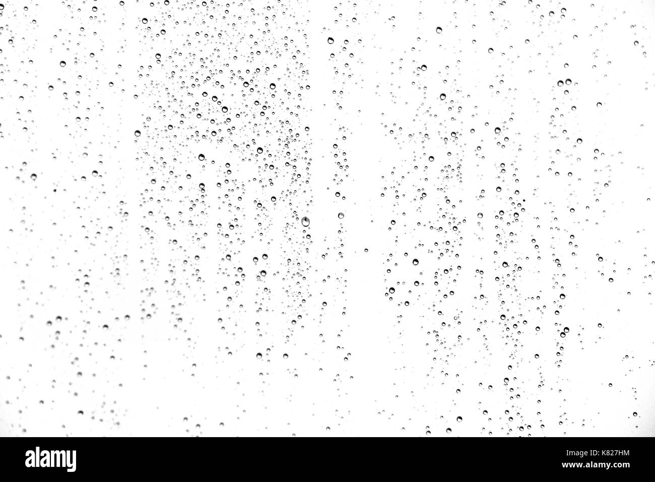 Le gocce di pioggia che scorre su un vetro Foto Stock