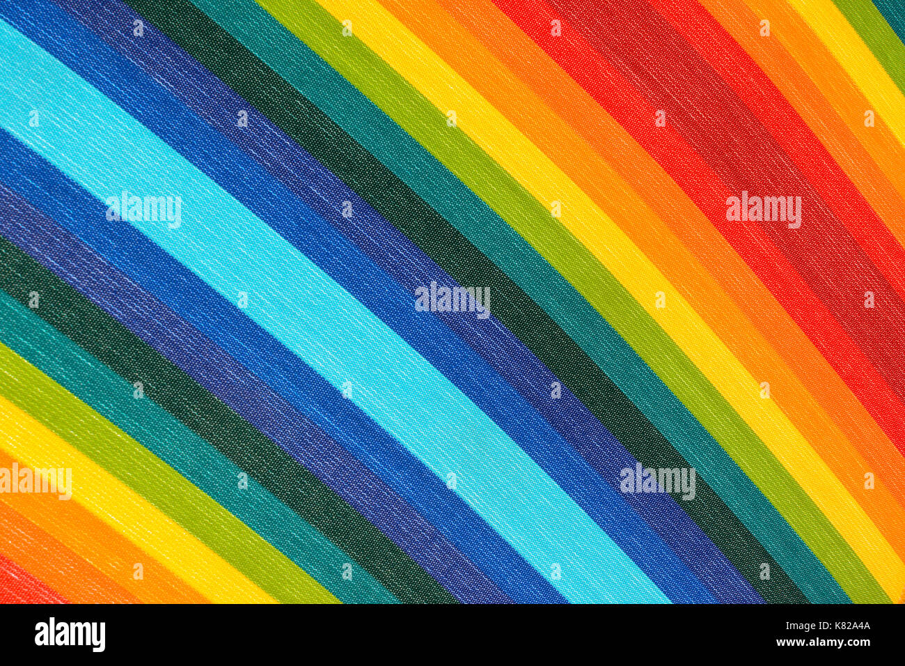 Tela di un ombrellone avente i colori dell'arcobaleno Foto Stock